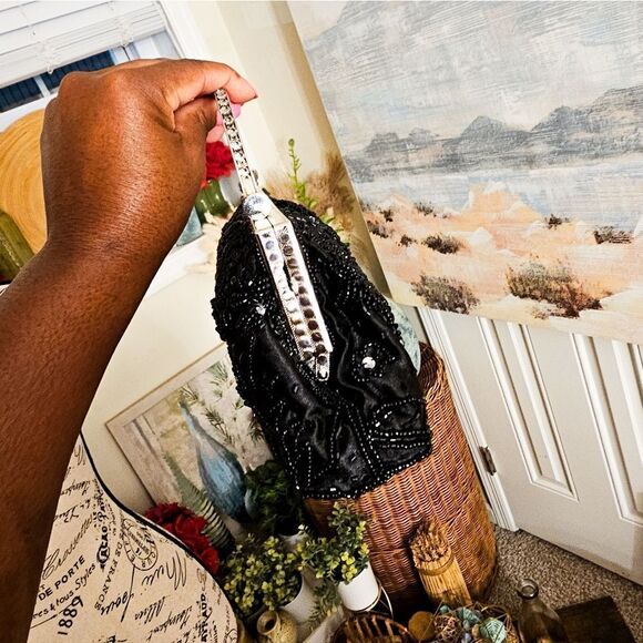 VTG Black Satin Embroidered Sequins Detail Clasp Statement Clutch. - Picture 6 of 15